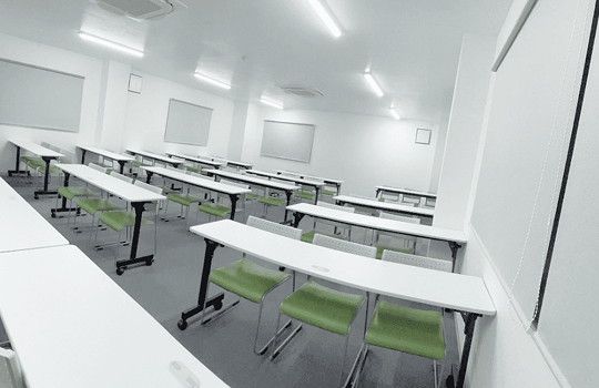 本社ビルの研修室 (最大50名まで入室可能)