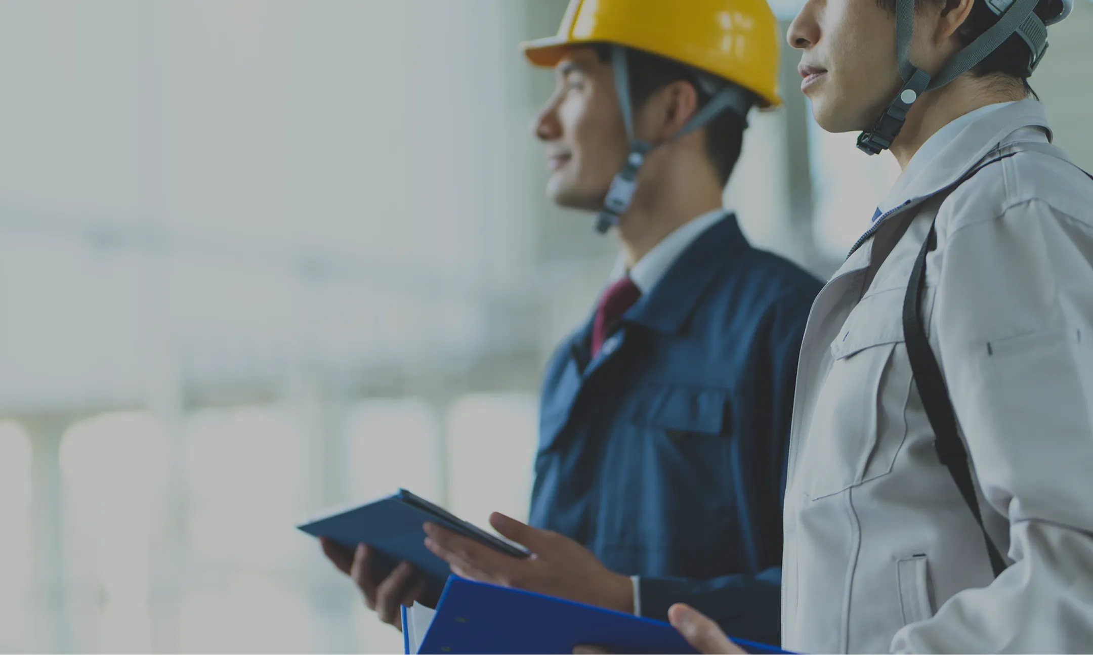 前向きに働く作業員