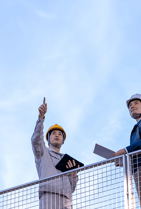 設備を点検する作業員