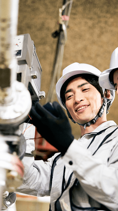 設備を点検する作業員